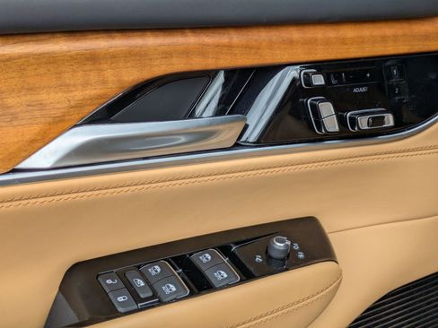 Used 2023 Jeep Grand Wagoneer Series III w/ Rear Seat Video Group 1 AWD/4WD image 10