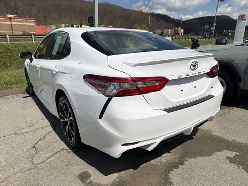 Used 2018 Toyota Camry SE image 4
