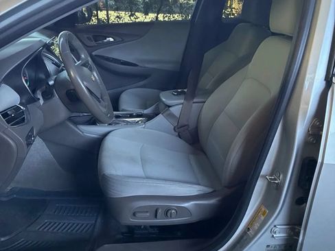 Used 2017 Chevrolet Malibu LT FWD image 4