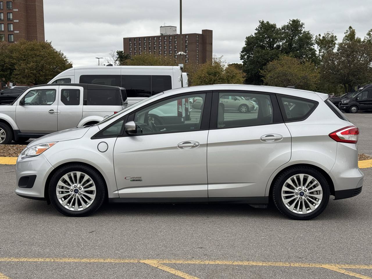 Used 2017 Ford C-MAX Energi SE w/ Equipment Group 401A FWD image 8
