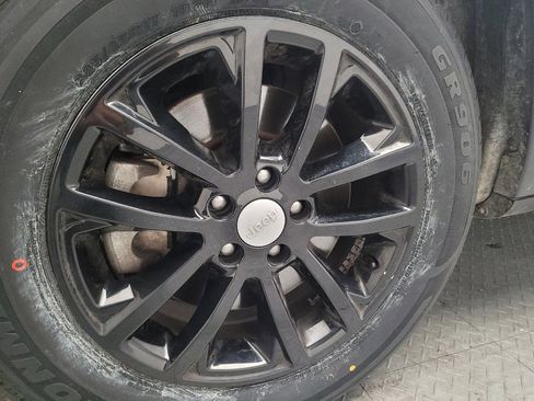 Used 2019 Jeep Cherokee Latitude w/ Popular Appearance Group AWD/4WD image 31