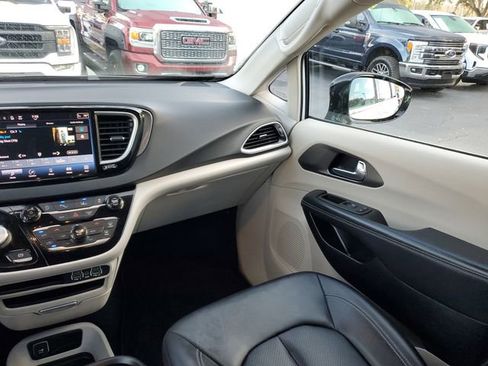 Used 2024 Chrysler Pacifica Touring-L image 13