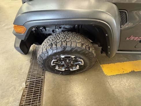 Used 2025 Jeep Wrangler Unlimited Rubicon AWD/4WD image 12