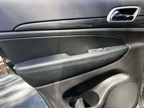 Used 2019 Jeep Grand Cherokee Laredo image 29