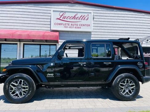 Used 2024 Jeep Wrangler Unlimited Sahara w/ Technology Group AWD/4WD image 2