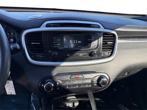 Used 2018 Kia Sorento L image 14
