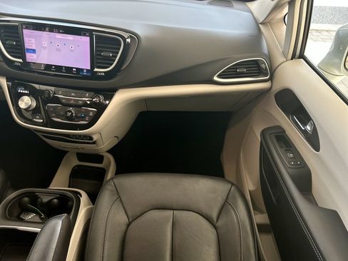 Used 2022 Chrysler Pacifica Touring-L FWD image 35