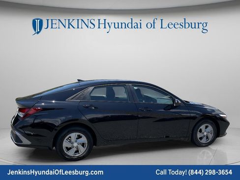 New 2026 Hyundai Elantra SE FWD image 4