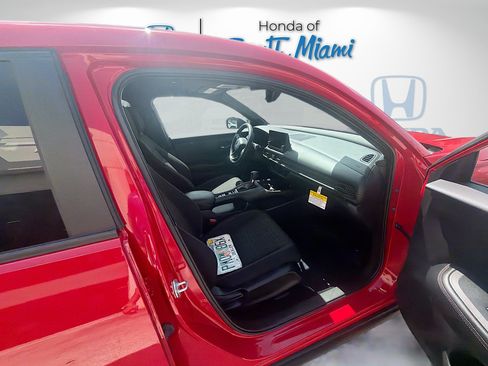 Certified 2025 Honda HR-V Sport image 30
