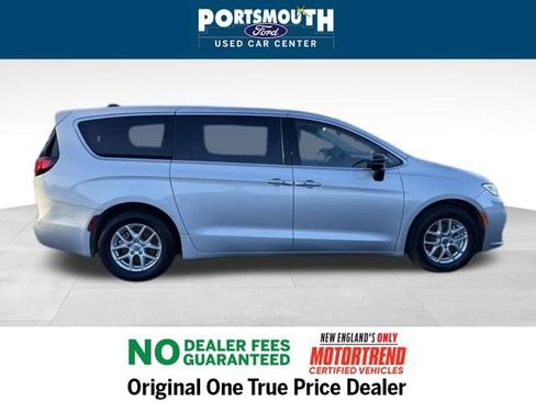 Used 2024 Chrysler Pacifica Touring-L image 6