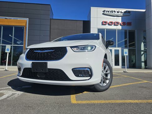 New 2026 Chrysler Pacifica Select image 1