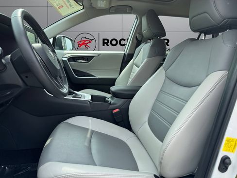 Used 2022 Toyota RAV4 XLE Premium AWD/4WD image 10