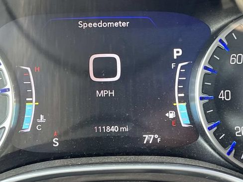Used 2017 Chrysler Pacifica Limited w/ Advanced Safetytec Group FWD image 11