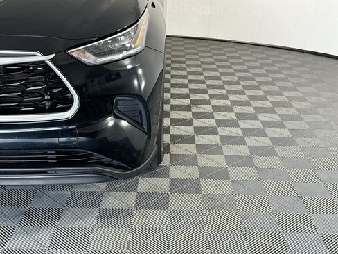 Used 2021 Toyota Highlander L FWD image 9