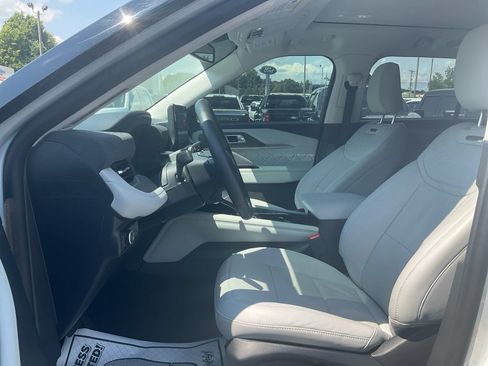 Certified 2025 Ford Explorer Platinum w/ Ultimate Package AWD/4WD image 16