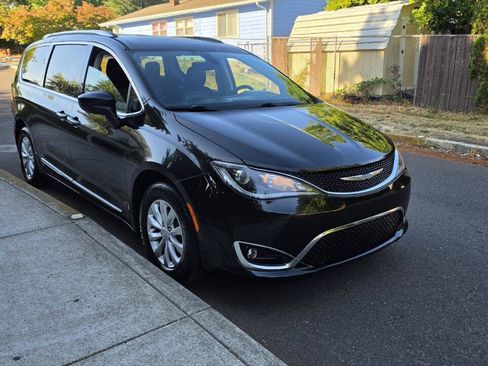 Used 2018 Chrysler Pacifica Touring-L FWD image 3
