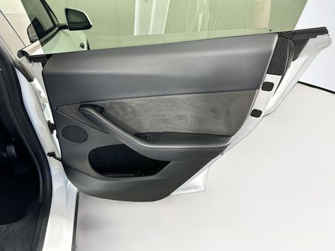 Used 2023 Tesla Model Y Long Range AWD/4WD image 31