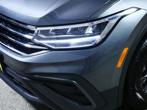 Used 2024 Volkswagen Tiguan SE w/ Panoramic Sunroof Package image 16