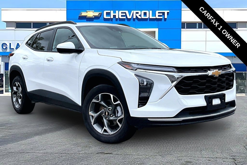 Used 2025 Chevrolet Trax LT FWD image 1