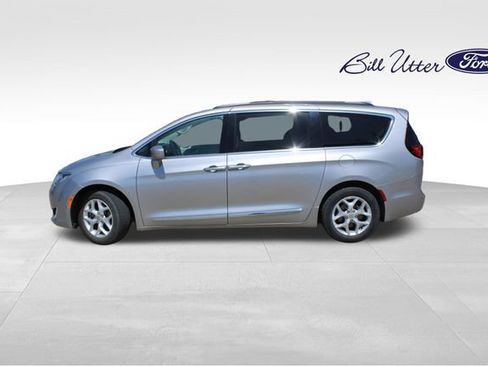 Used 2017 Chrysler Pacifica Touring-L w/ Tire & Wheel Group FWD image 8