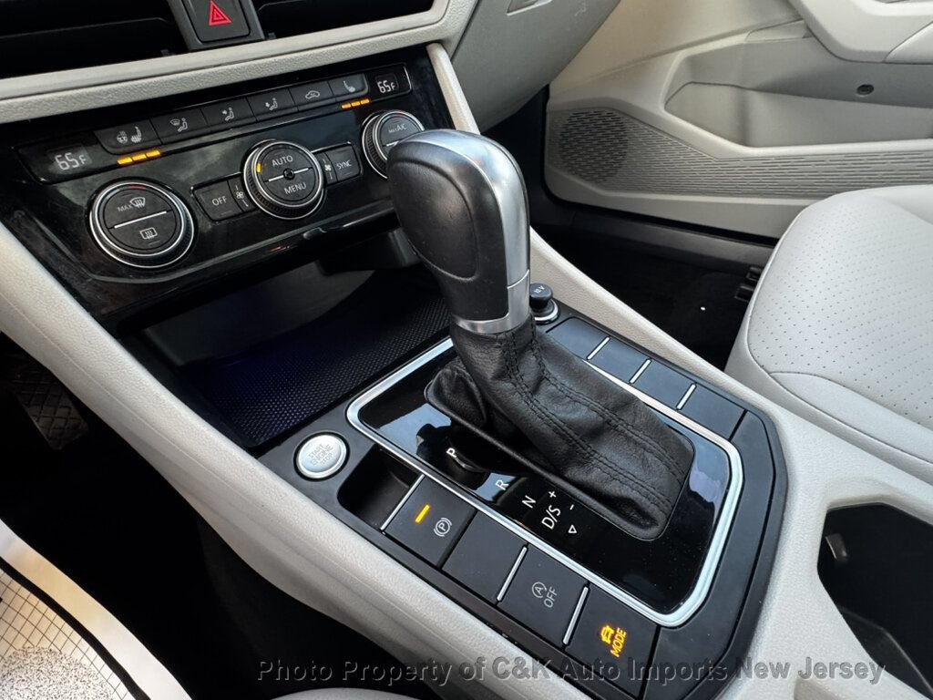 Used 2019 Volkswagen Jetta SEL w/ Cold Weather Package FWD image 34