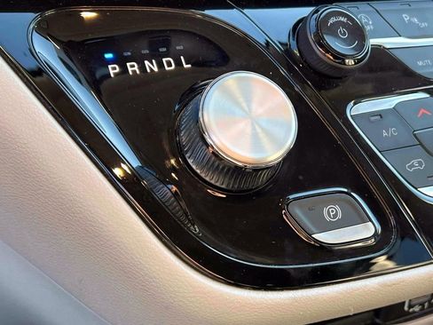 Used 2023 Chrysler Pacifica Touring-L image 27