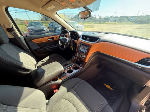 Used 2014 Chevrolet Traverse LT image 41