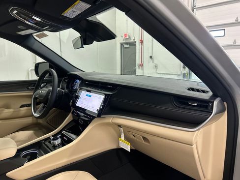 New 2026 Jeep Grand Cherokee Limited image 37