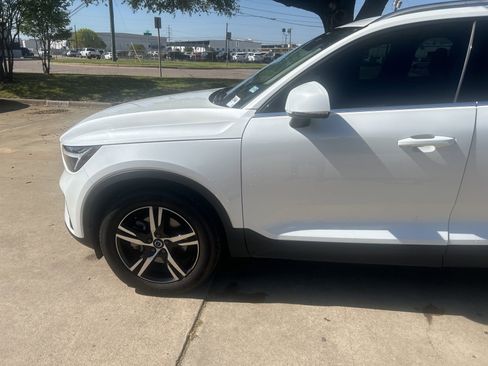 Certified 2025 Volvo XC40 B5 Core image 2