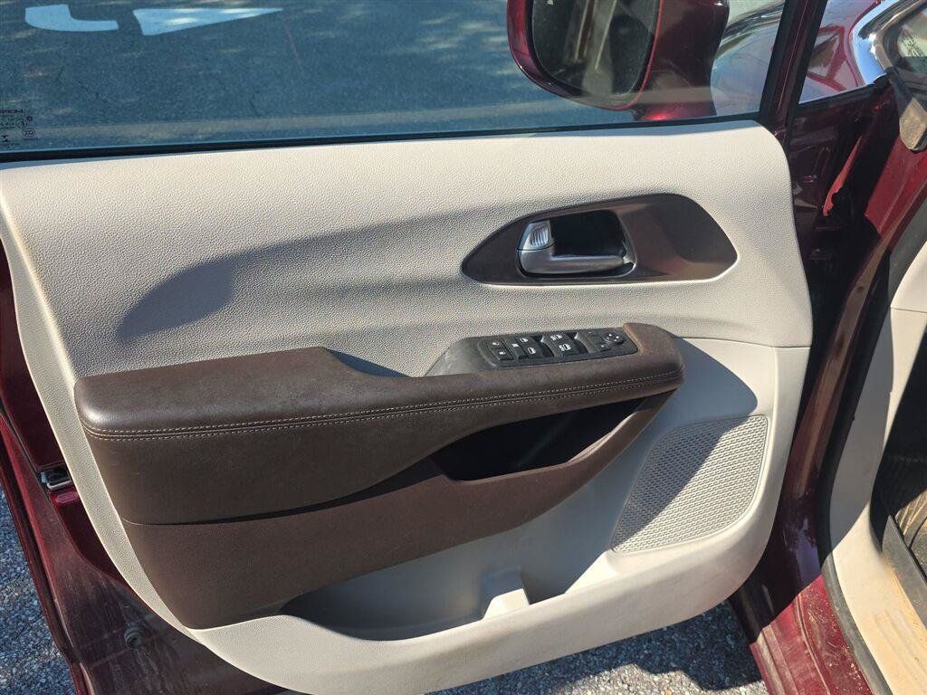 Used 2018 Chrysler Pacifica Touring Plus FWD image 8