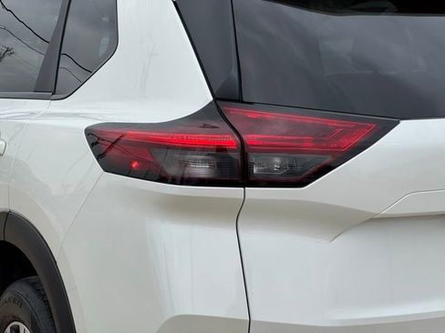 Used 2023 Nissan Rogue SV image 7