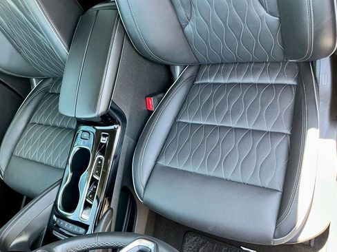Used 2023 Buick Envision Avenir AWD/4WD image 39