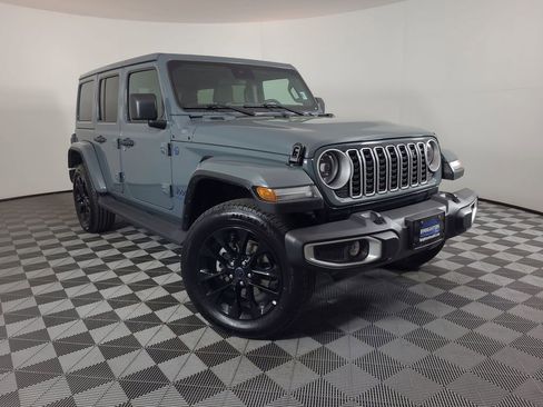 Used 2025 Jeep Wrangler Unlimited Sahara AWD/4WD image 1