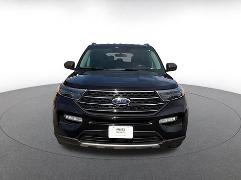 Used 2024 Ford Explorer XLT w/ Equipment Group 202A RWD image 4