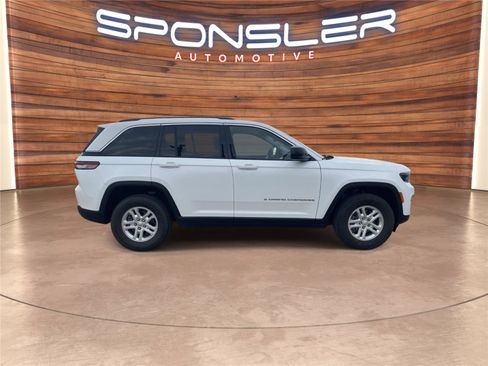 Used 2022 Jeep Grand Cherokee Laredo w/ Luxury Tech Group I AWD/4WD image 8