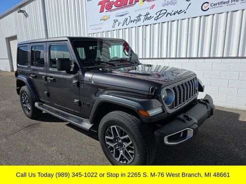Used 2025 Jeep Wrangler Unlimited Sahara image 4
