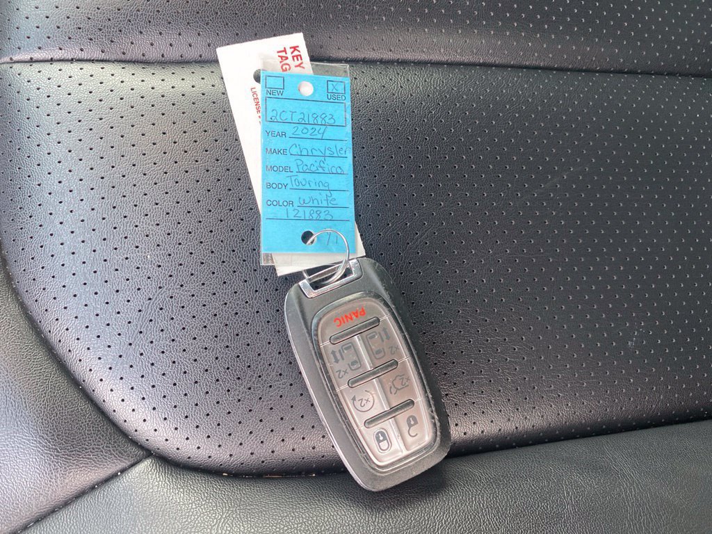 Used 2024 Chrysler Pacifica Limited FWD image 15