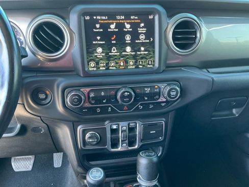 Used 2018 Jeep Wrangler Unlimited Sahara image 12