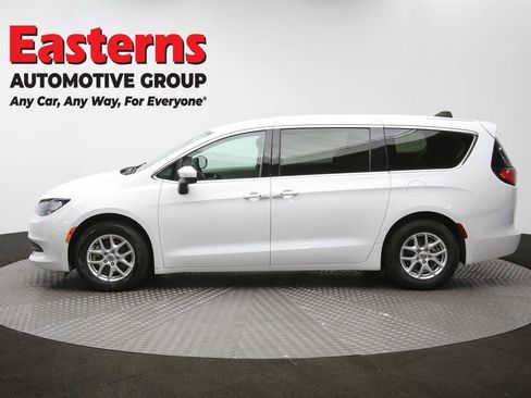 Used 2023 Chrysler Voyager LX image 59