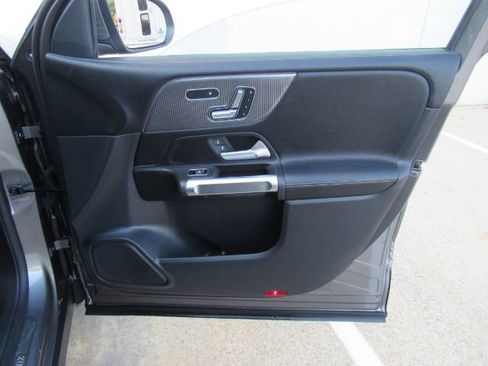 Used 2022 Mercedes-Benz GLB 250 w/ Premium Package Lite image 19