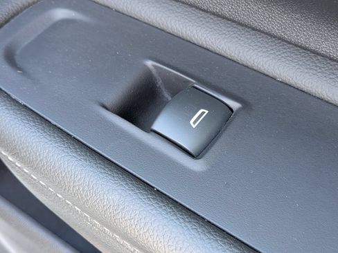 Used 2024 GMC Terrain SLT AWD/4WD image 36