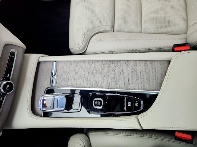 Certified 2025 Volvo XC90 T8 Ultra w/ Protection Package AWD/4WD image 27