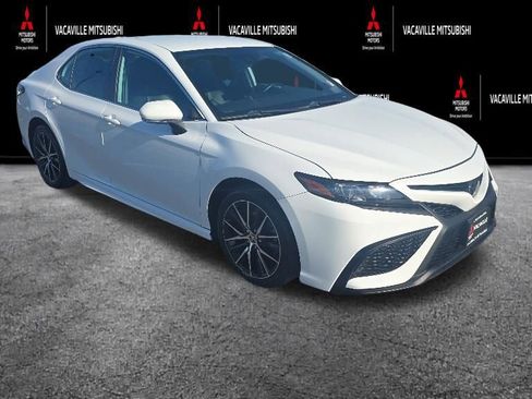 Used 2022 Toyota Camry SE FWD image 1
