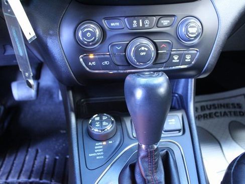 Used 2020 Jeep Cherokee Trailhawk w/ Cold Weather Group image 18