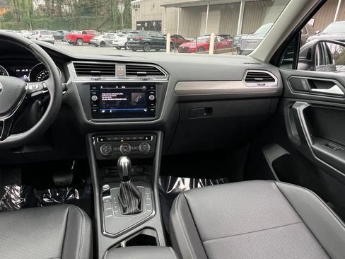 Used 2021 Volkswagen Tiguan SE w/ Panoramic Sunroof Package image 15