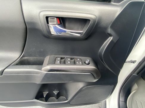 Used 2019 Toyota Tacoma TRD Sport image 10