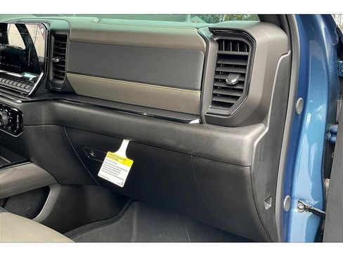 Used 2024 Chevrolet Silverado 2500 ZR2 w/ Technology Package image 18