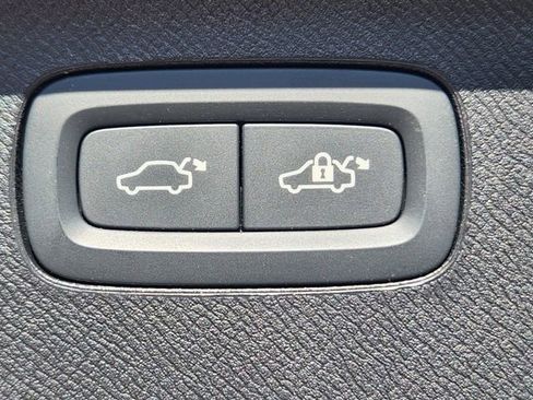 Certified 2025 Volvo XC90 B6 Ultra w/ Lounge Package image 17