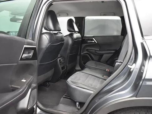 Used 2024 Mitsubishi Outlander FWD image 15