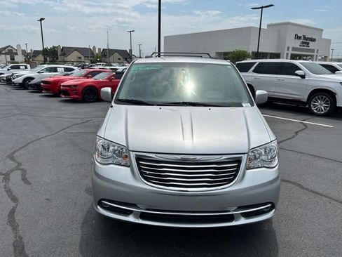 Used 2012 Chrysler Town & Country Touring w/ Entertainment Group #1 FWD image 3